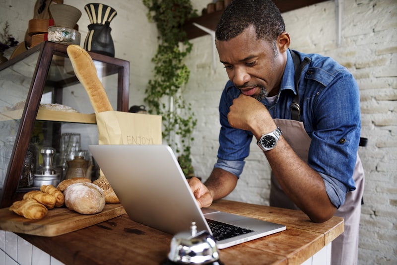 Dirigeant consultant ses documents juridiques