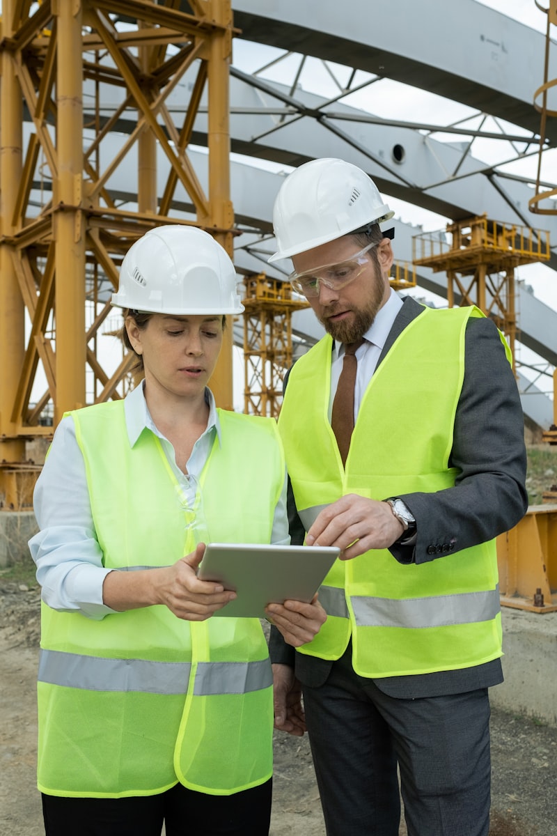 Artisan du batiment consultant ses devis sur tablette