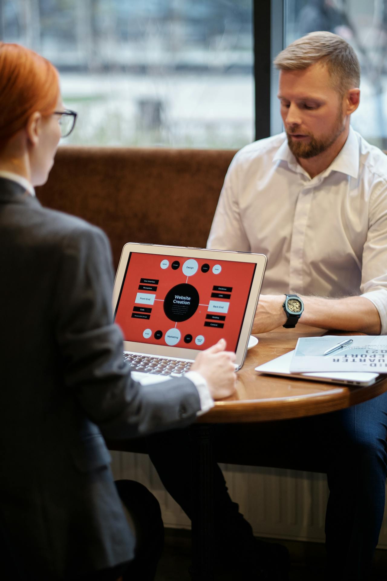 Equipe analysant une etude de marche